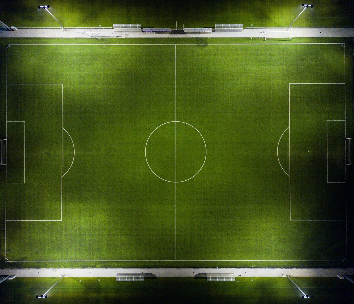 Estadio de futbol iluminado